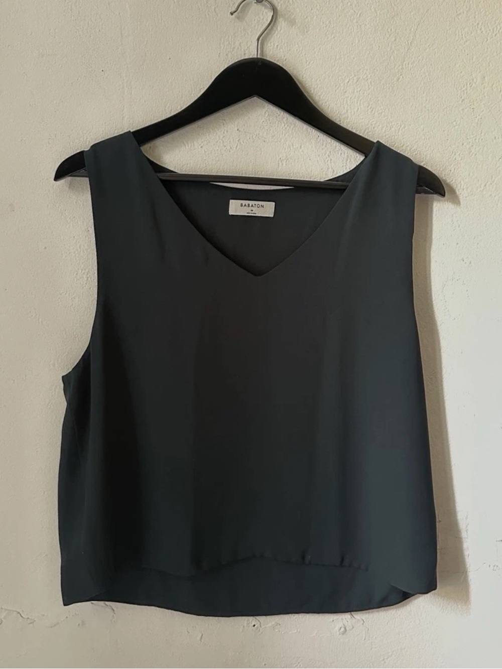 Babaton Women's Dark Green Sleeveless V-Neck Blouse Top Size Medium